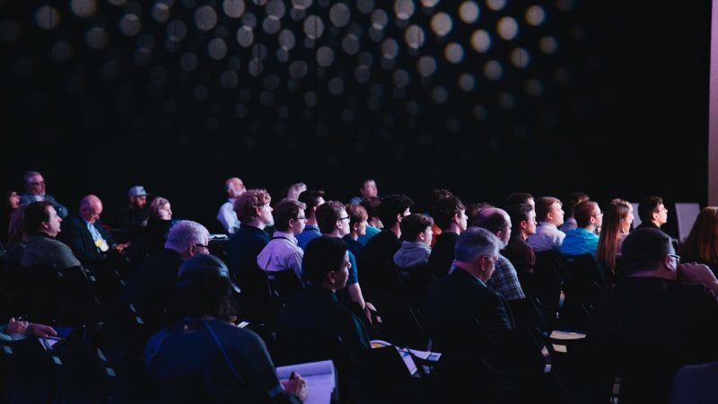 Konferans salonunda dinleyiciler