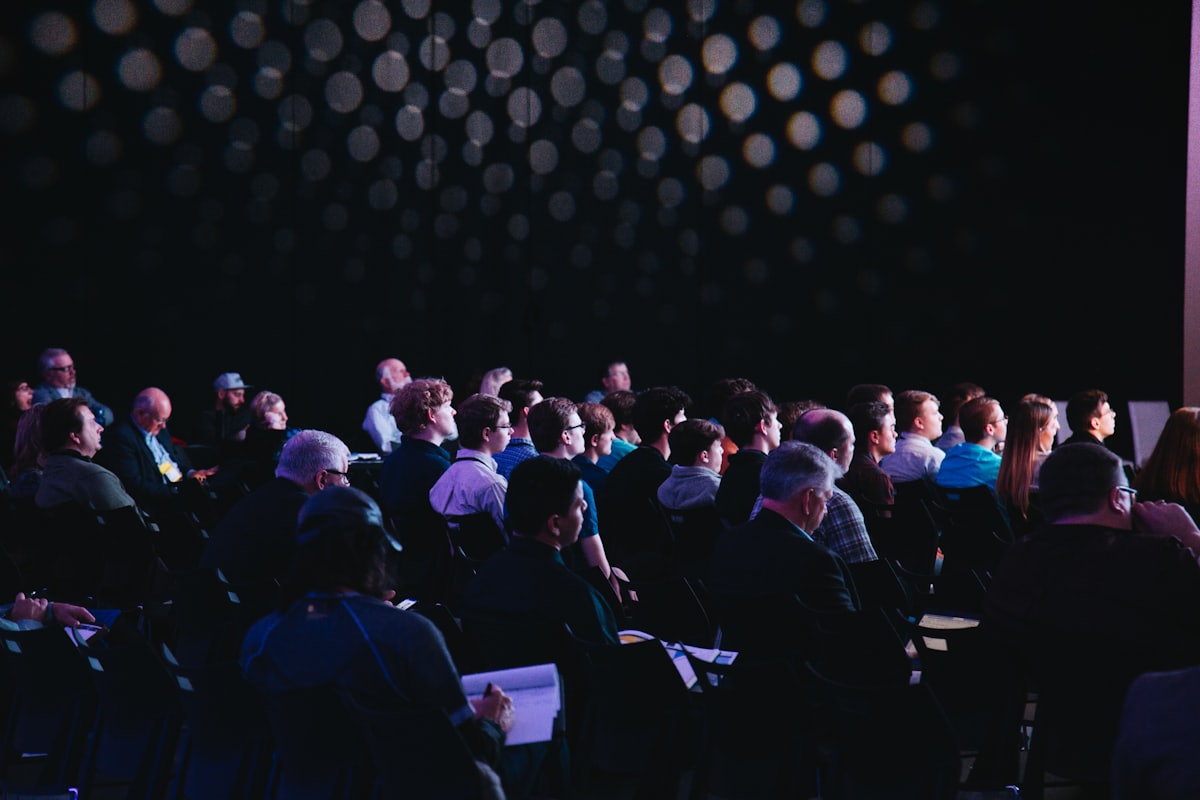 Konferans salonunda dinleyiciler