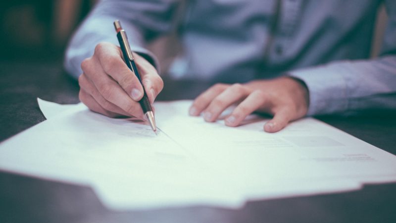 Çalışma masasında defter ve mali belgeler